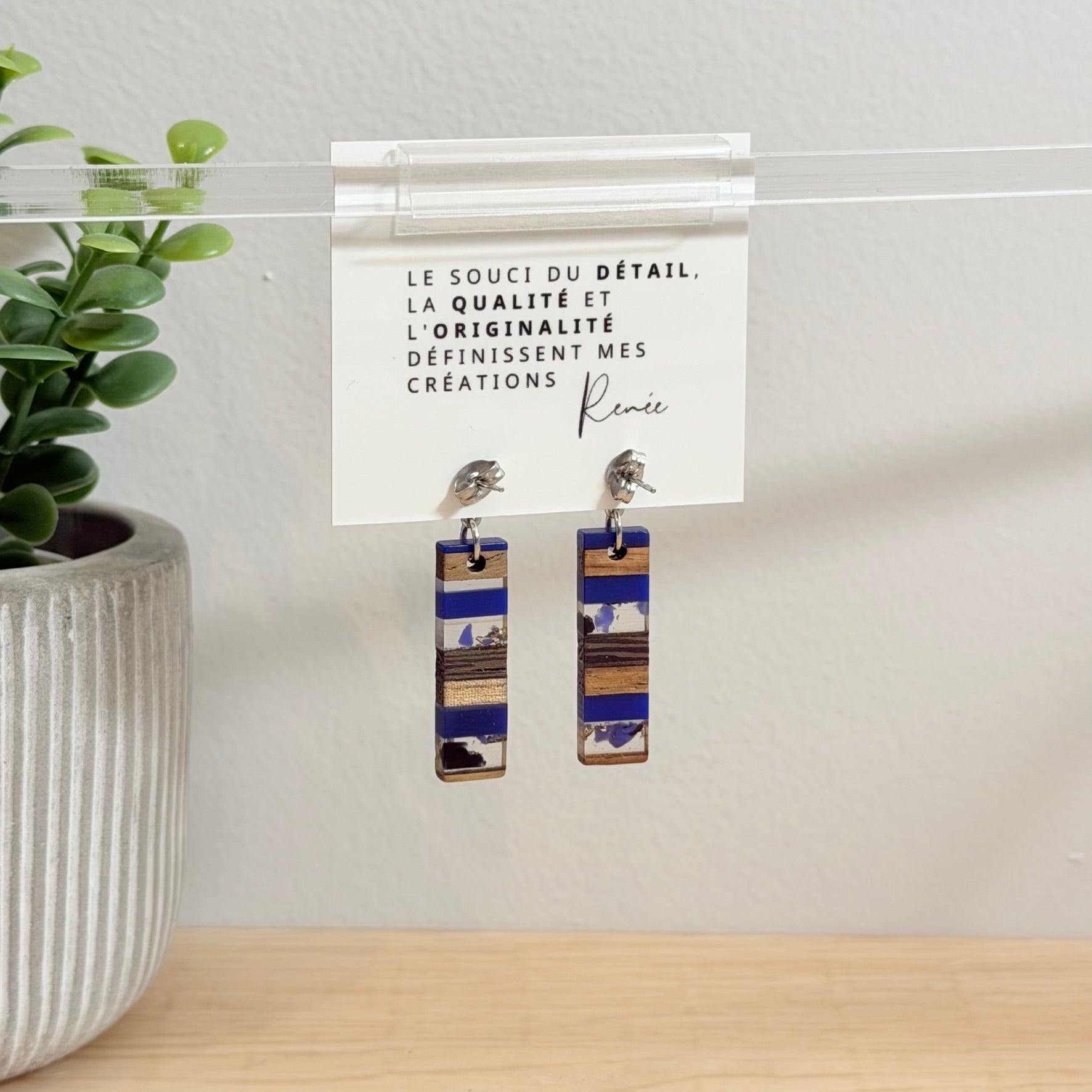 51. Boucles d'oreilles verre, résine et bois