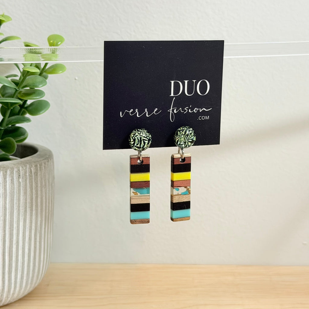 54. Boucles d'oreilles verre, résine et bois