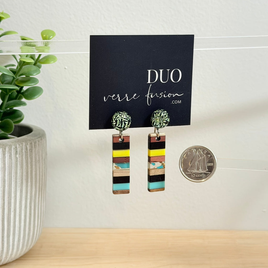 54. Boucles d'oreilles verre, résine et bois