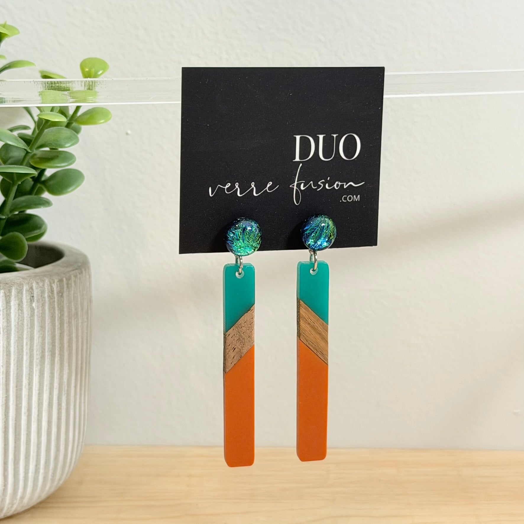 55. Boucles d'oreilles verre, résine et bois