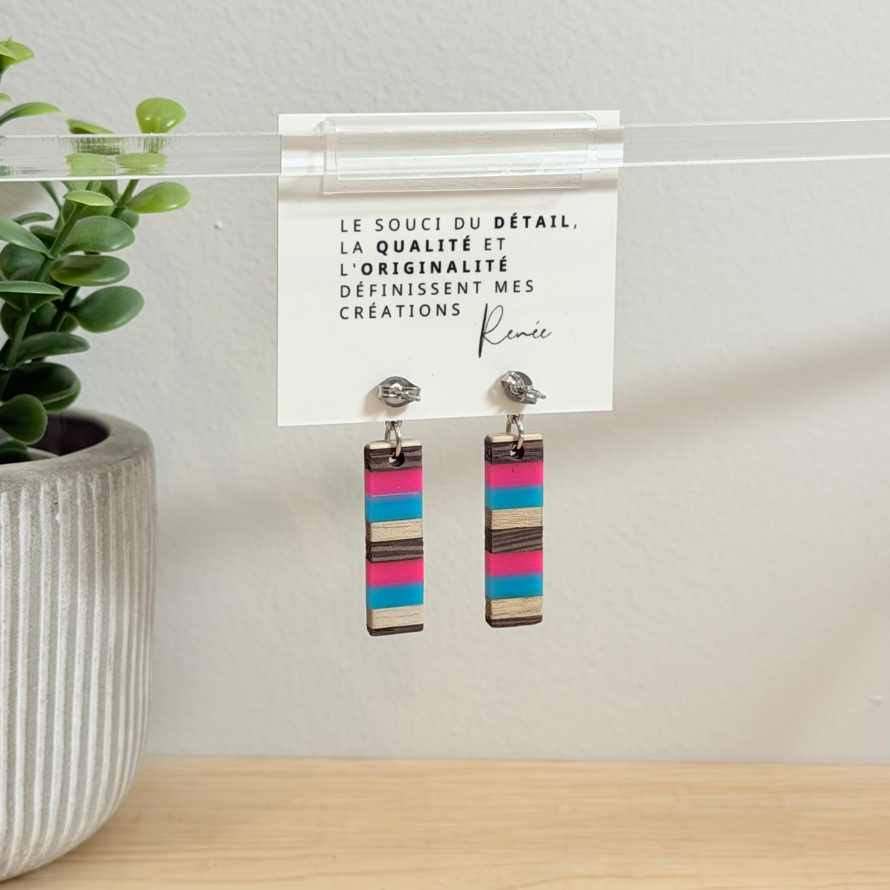 56. Boucles d'oreilles verre, résine et bois