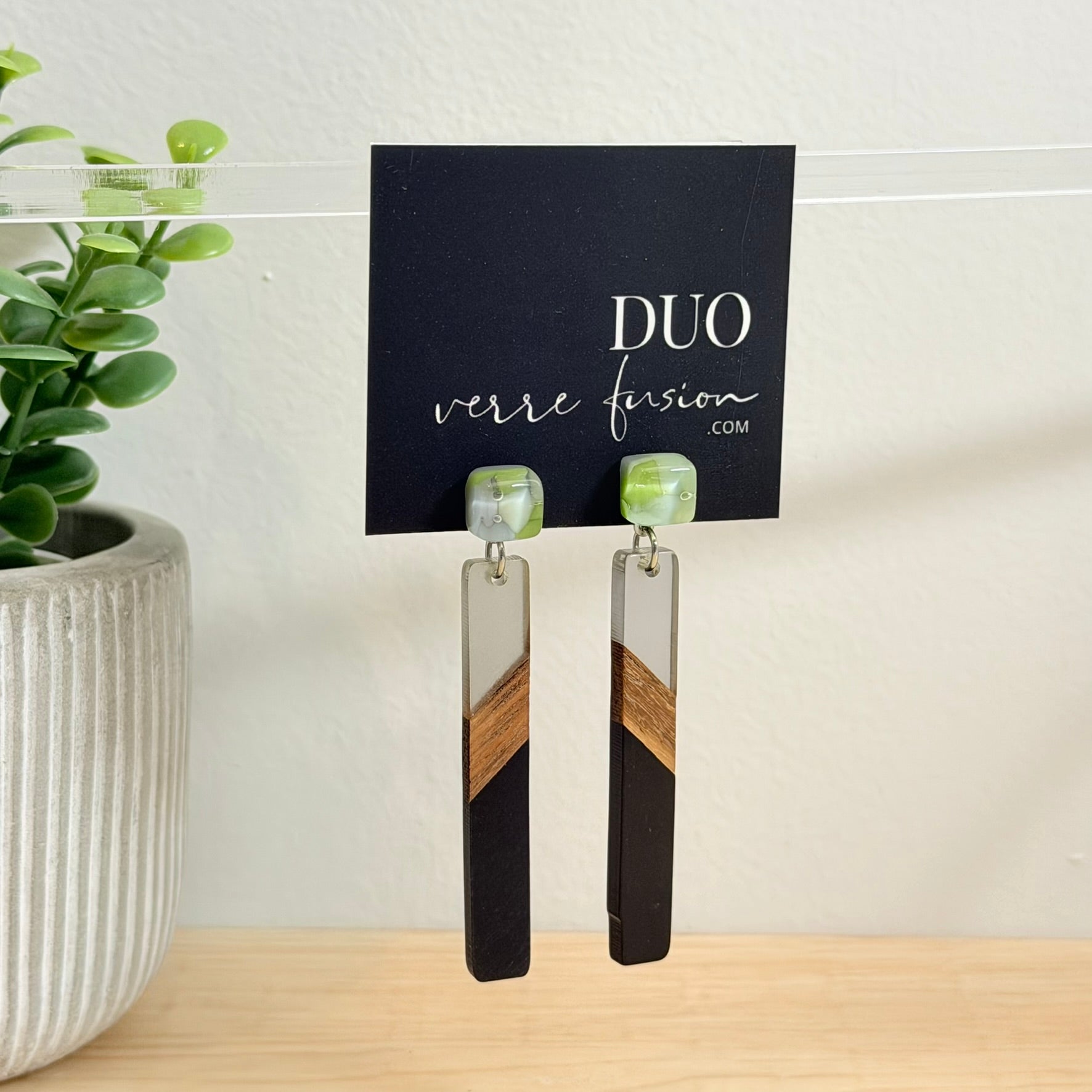 58. Boucles d'oreilles verre, résine et bois