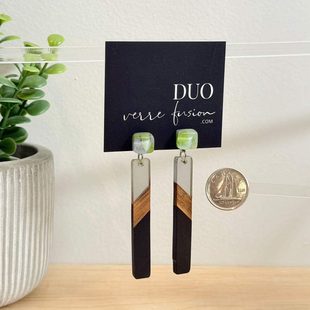 58. Boucles d'oreilles verre, résine et bois