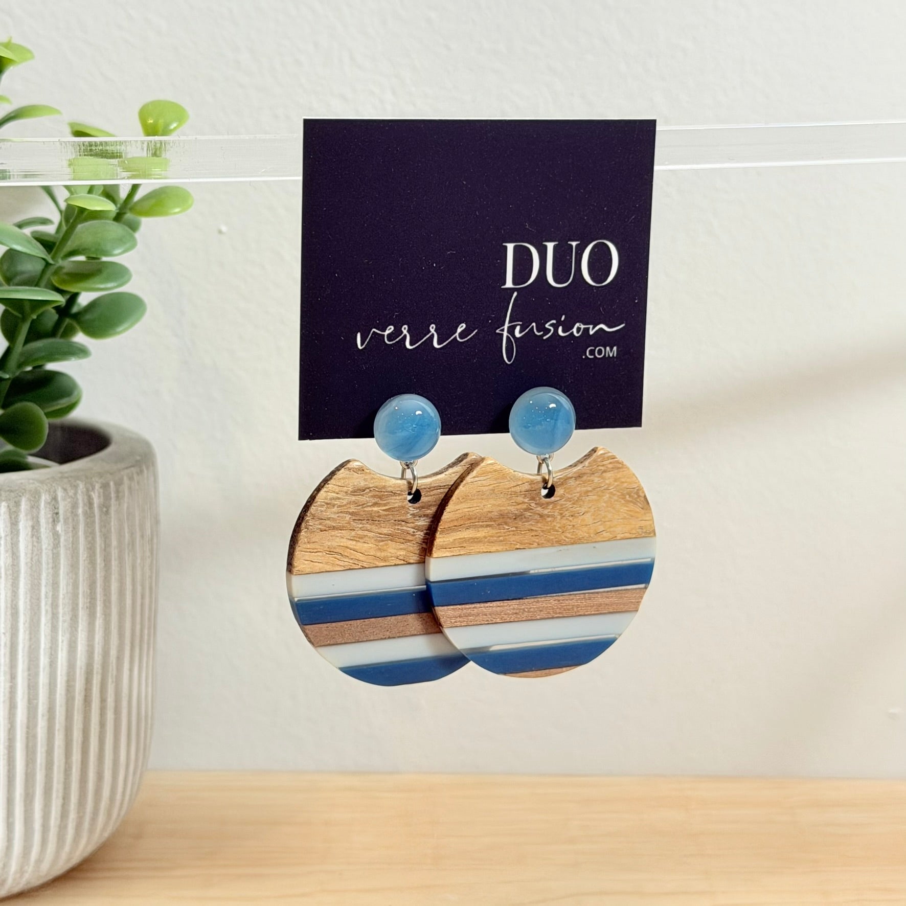 59. Boucles d'oreilles verre, résine et bois