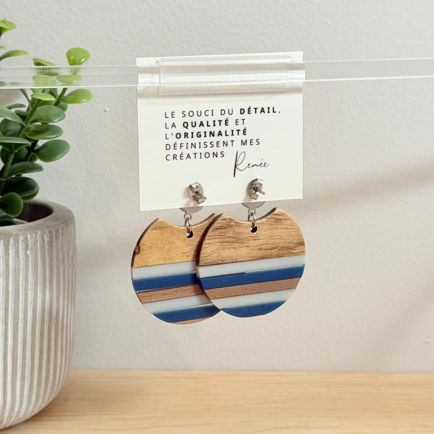 59. Boucles d'oreilles verre, résine et bois