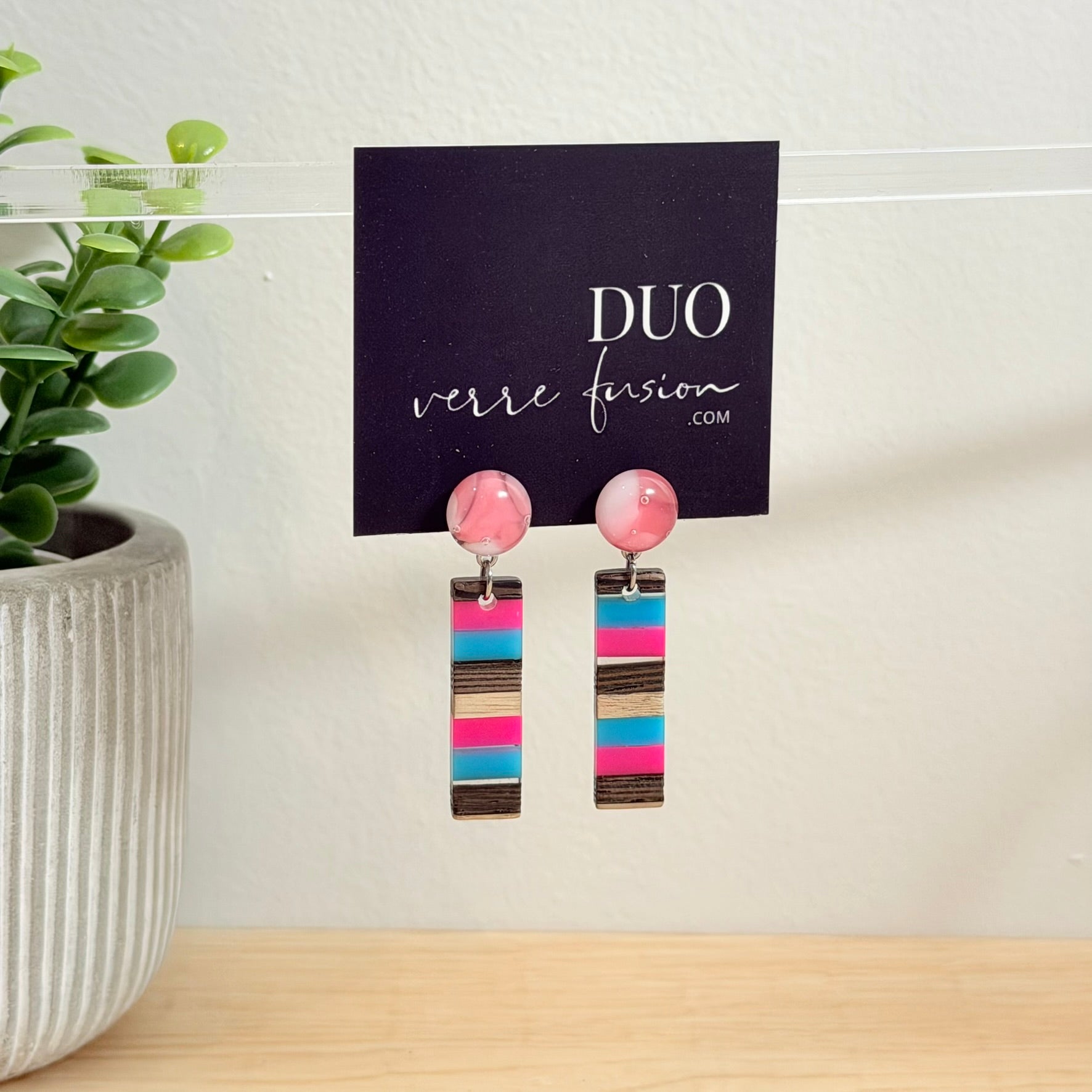 60. Boucles d'oreilles verre, résine et bois