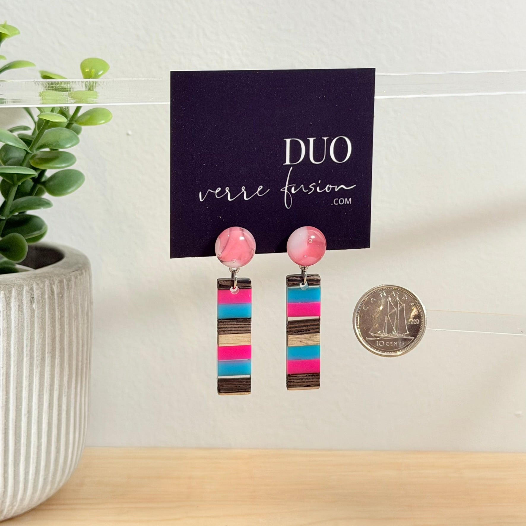 60. Boucles d'oreilles verre, résine et bois