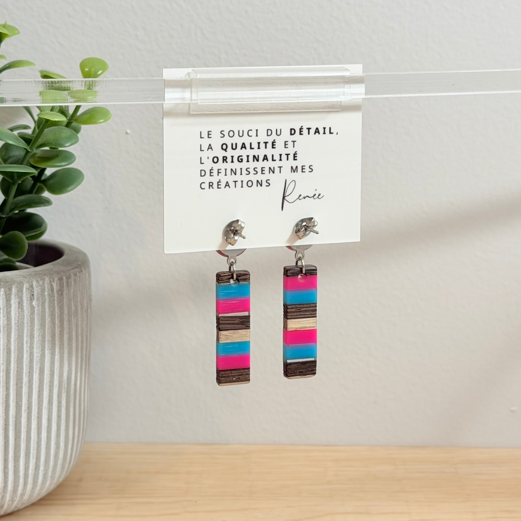 60. Boucles d'oreilles verre, résine et bois