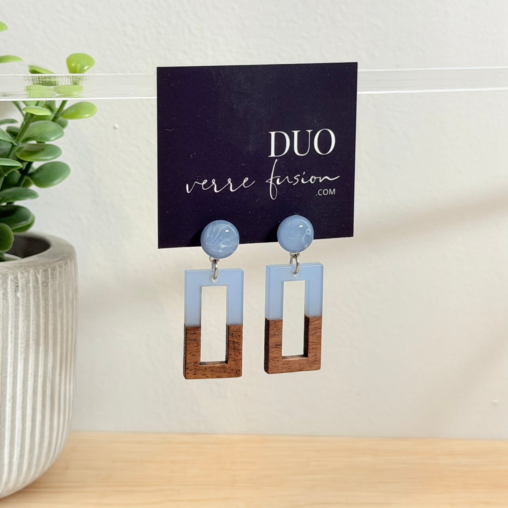 61. Boucles d'oreilles verre, résine et bois