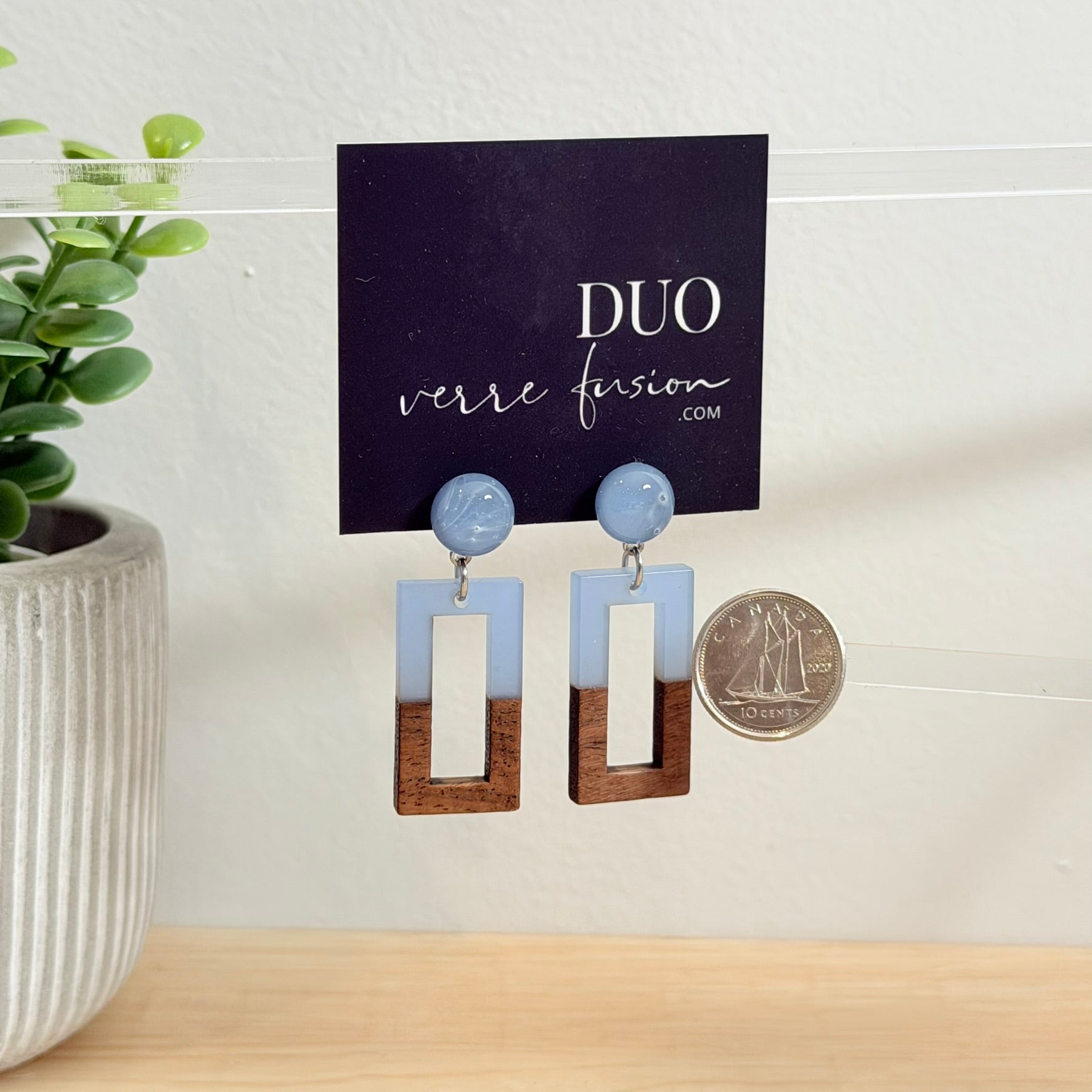 61. Boucles d'oreilles verre, résine et bois