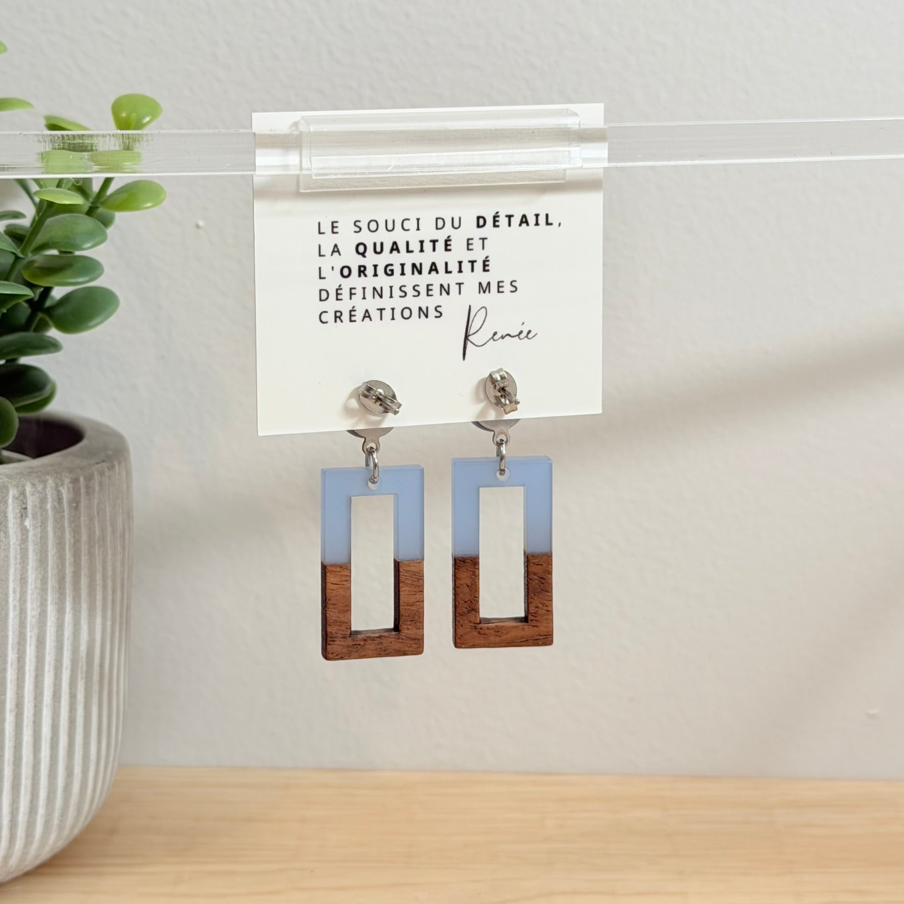 61. Boucles d'oreilles verre, résine et bois