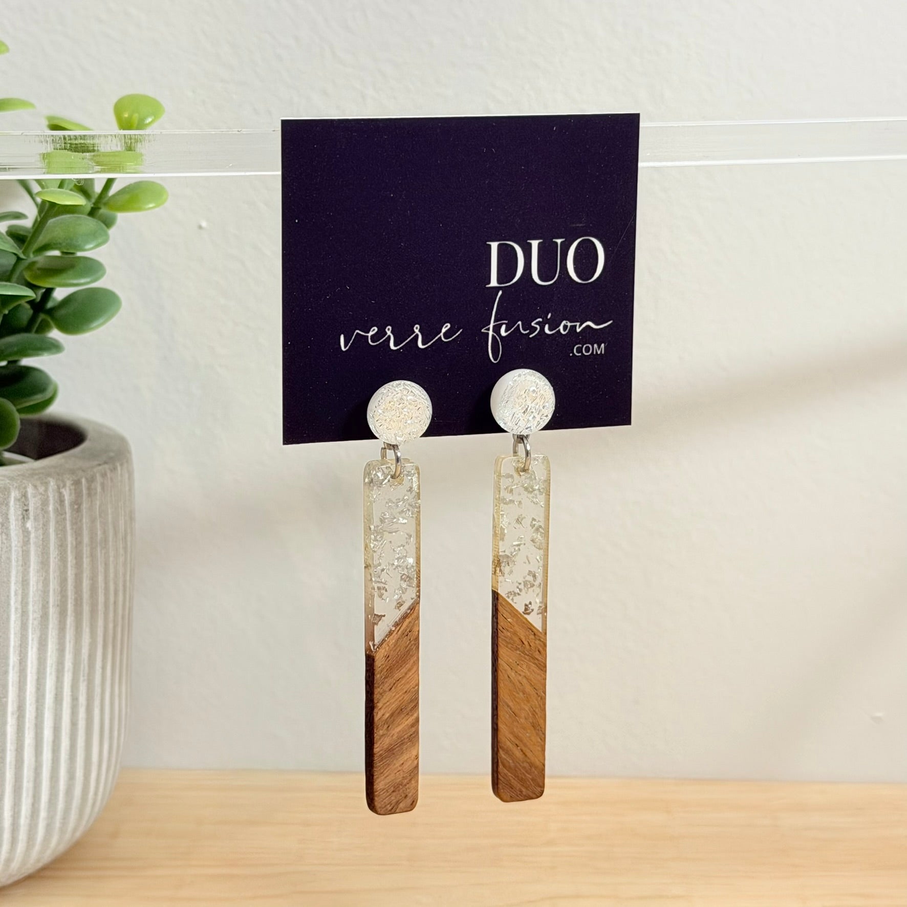 62. Boucles d'oreilles verre, résine et bois