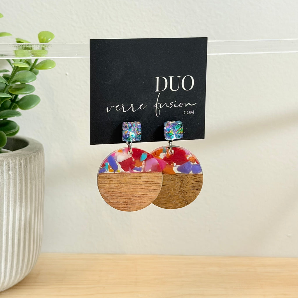 63. Boucles d'oreilles verre, résine et bois