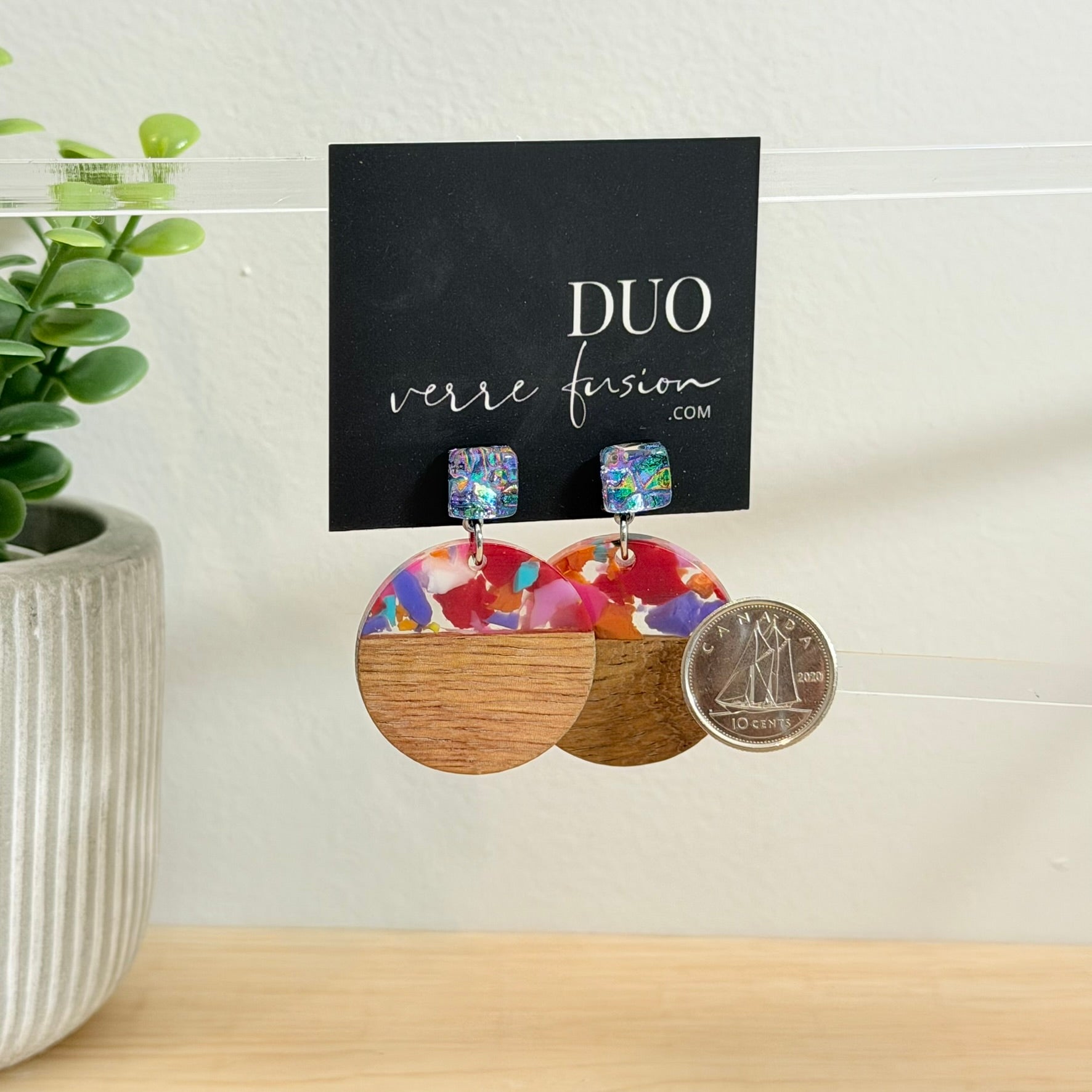 63. Boucles d'oreilles verre, résine et bois