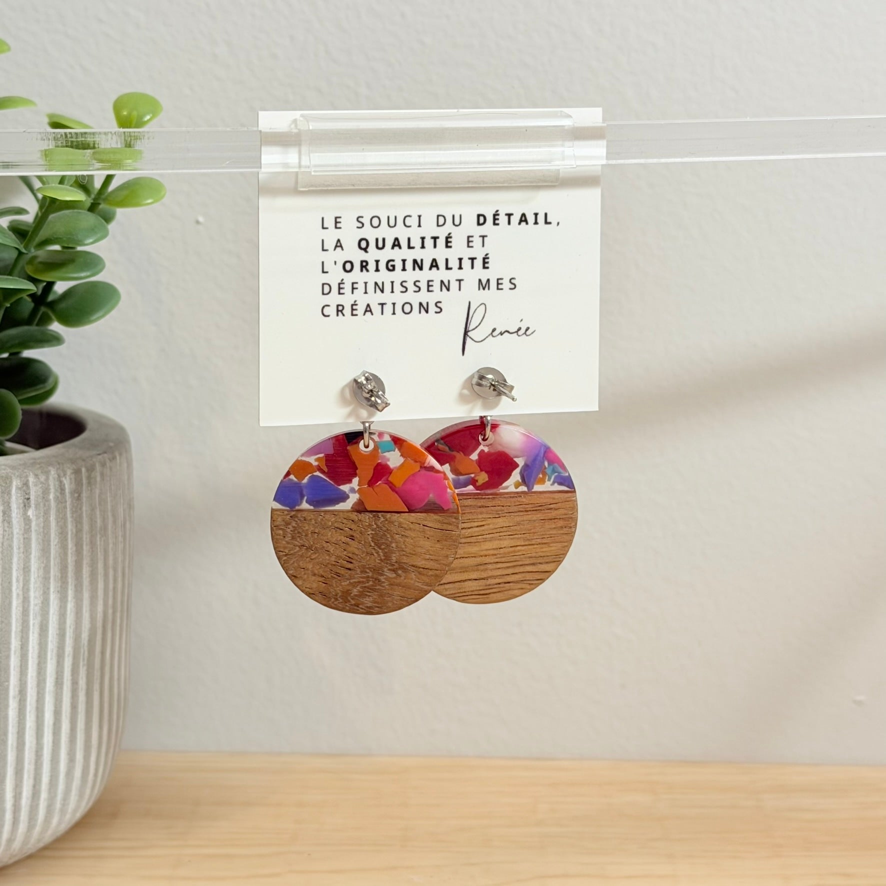 63. Boucles d'oreilles verre, résine et bois