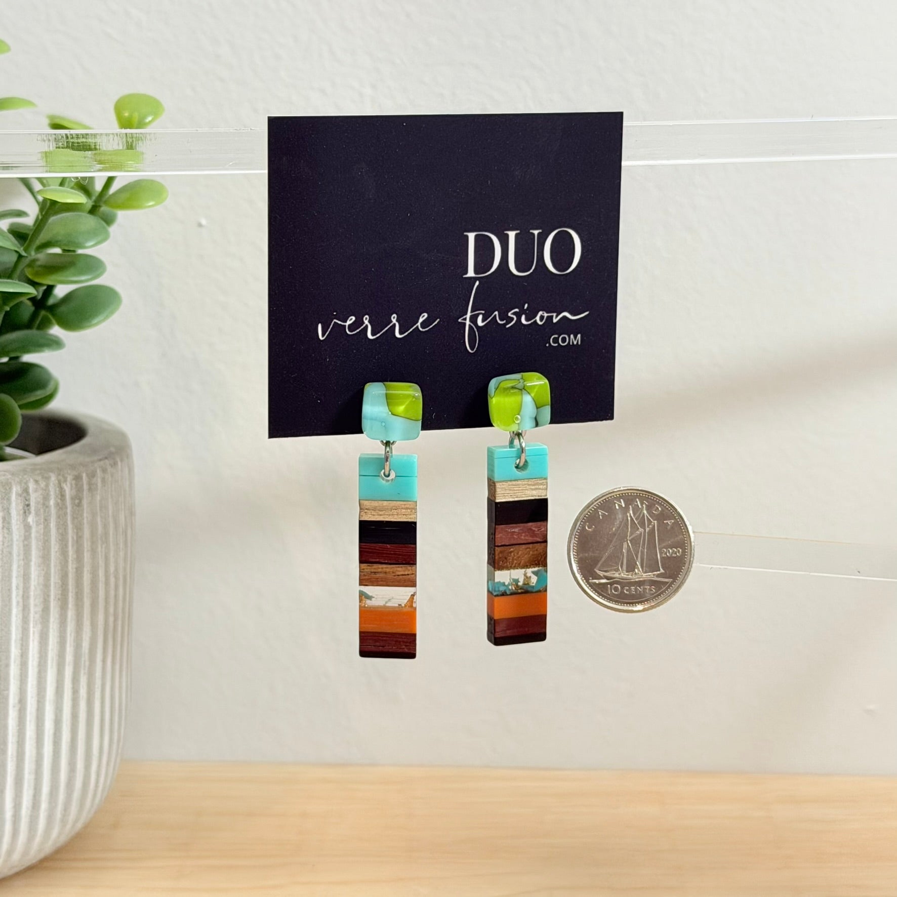 64. Boucles d'oreilles verre, résine et bois