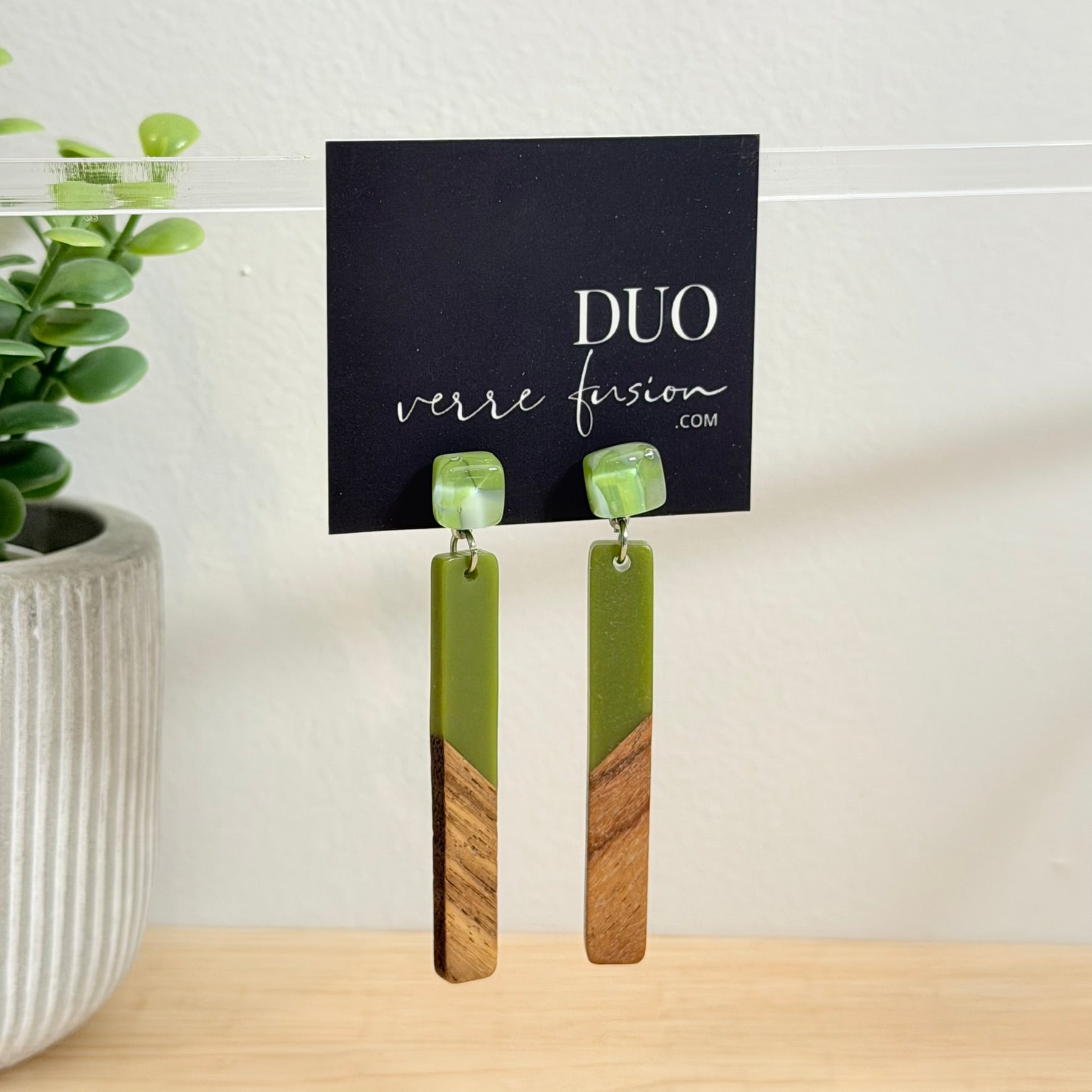 66. Boucles d'oreilles verre, résine et bois