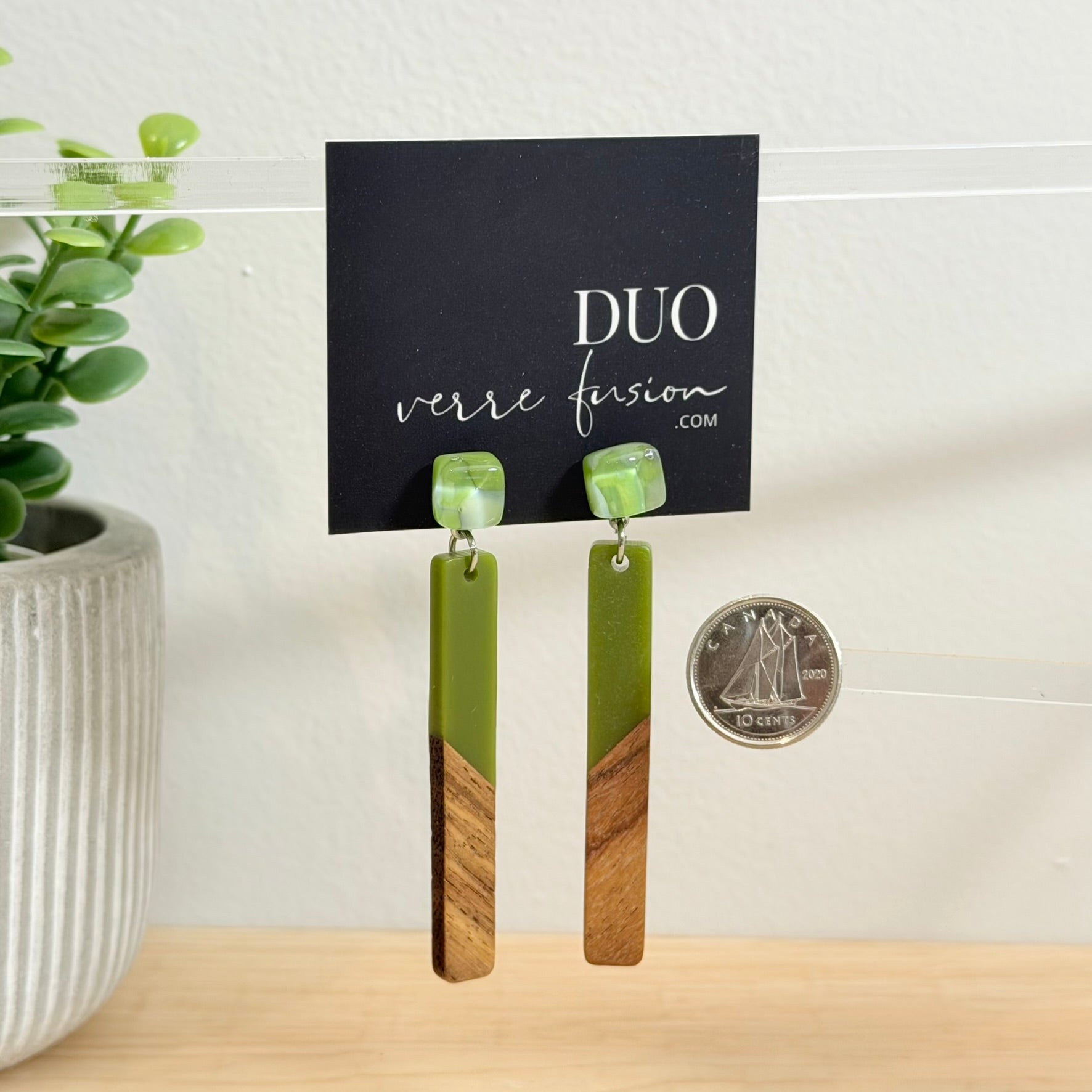 66. Boucles d'oreilles verre, résine et bois