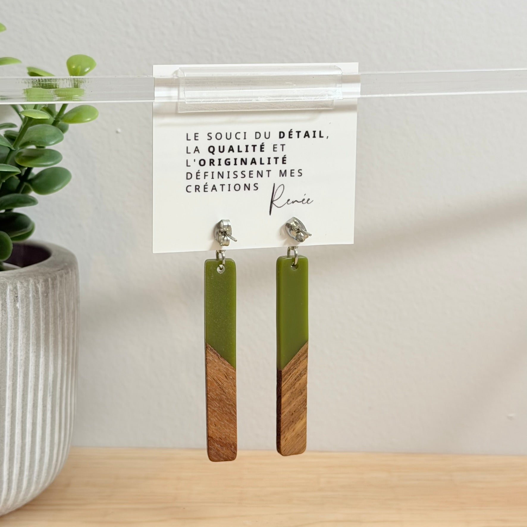 66. Boucles d'oreilles verre, résine et bois