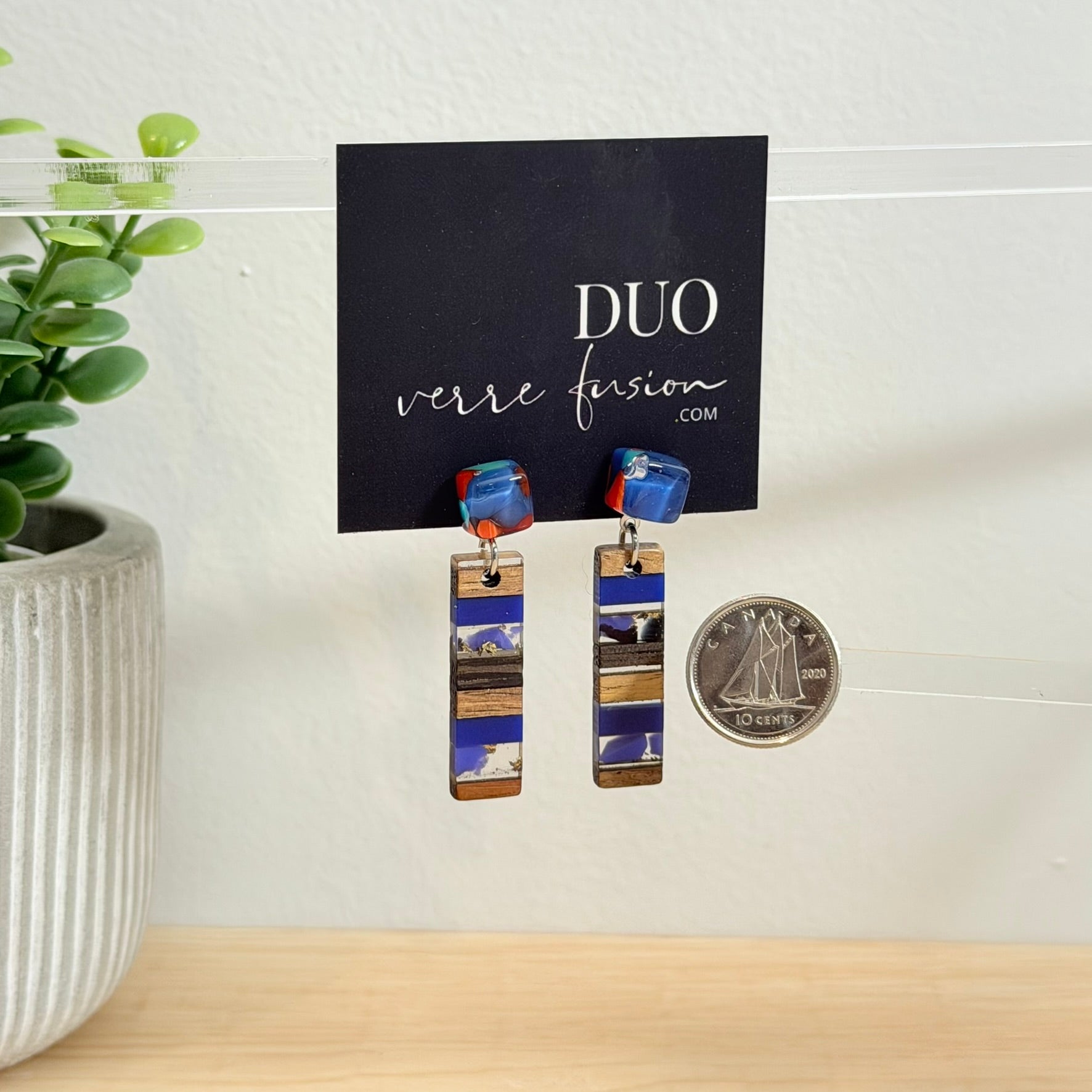 67. Boucles d'oreilles verre, résine et bois