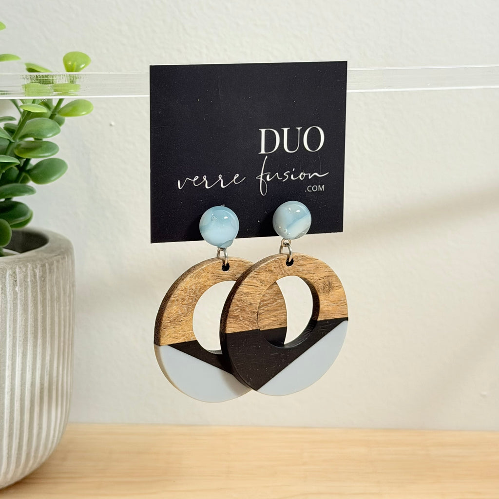 68. Boucles d'oreilles verre, résine et bois