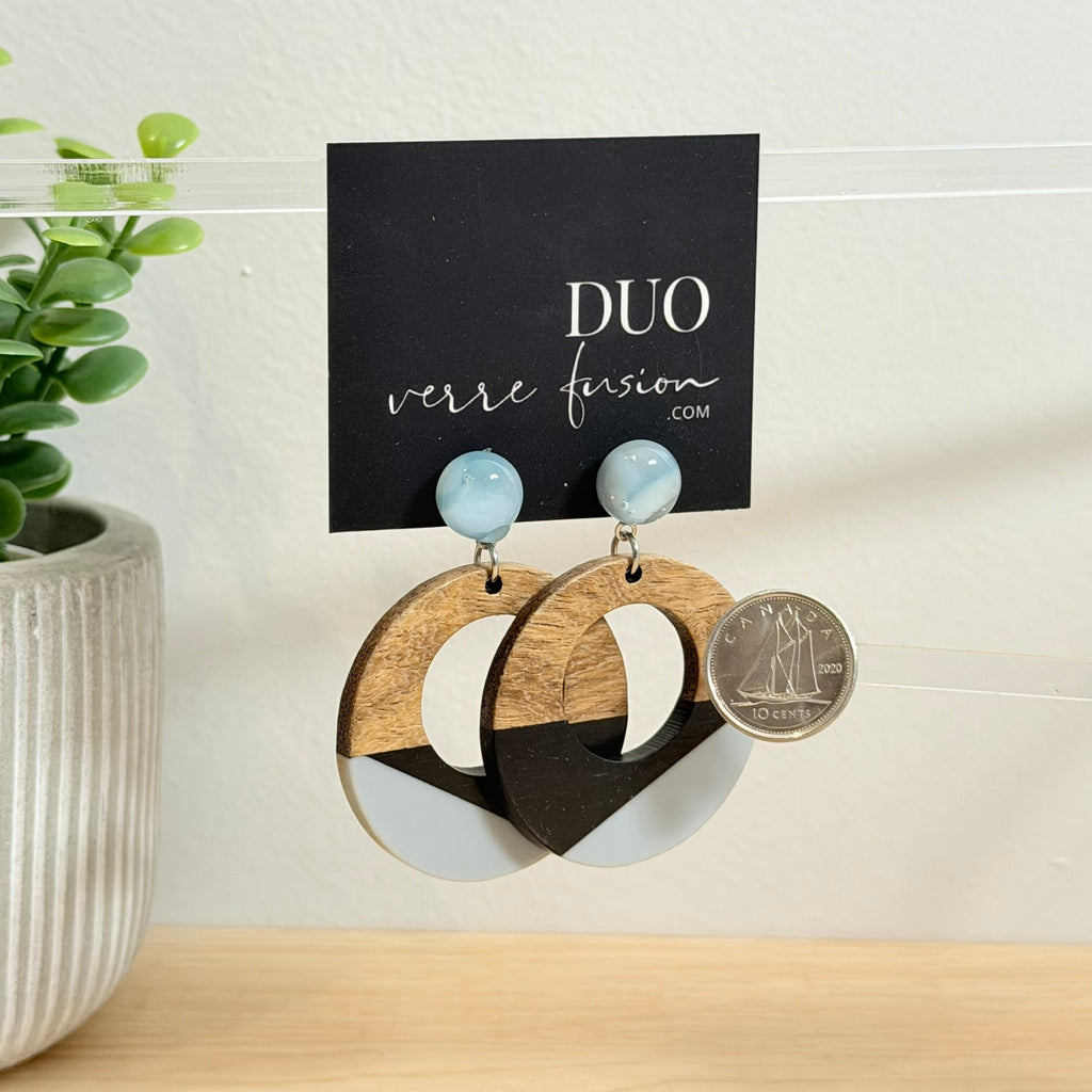 68. Boucles d'oreilles verre, résine et bois