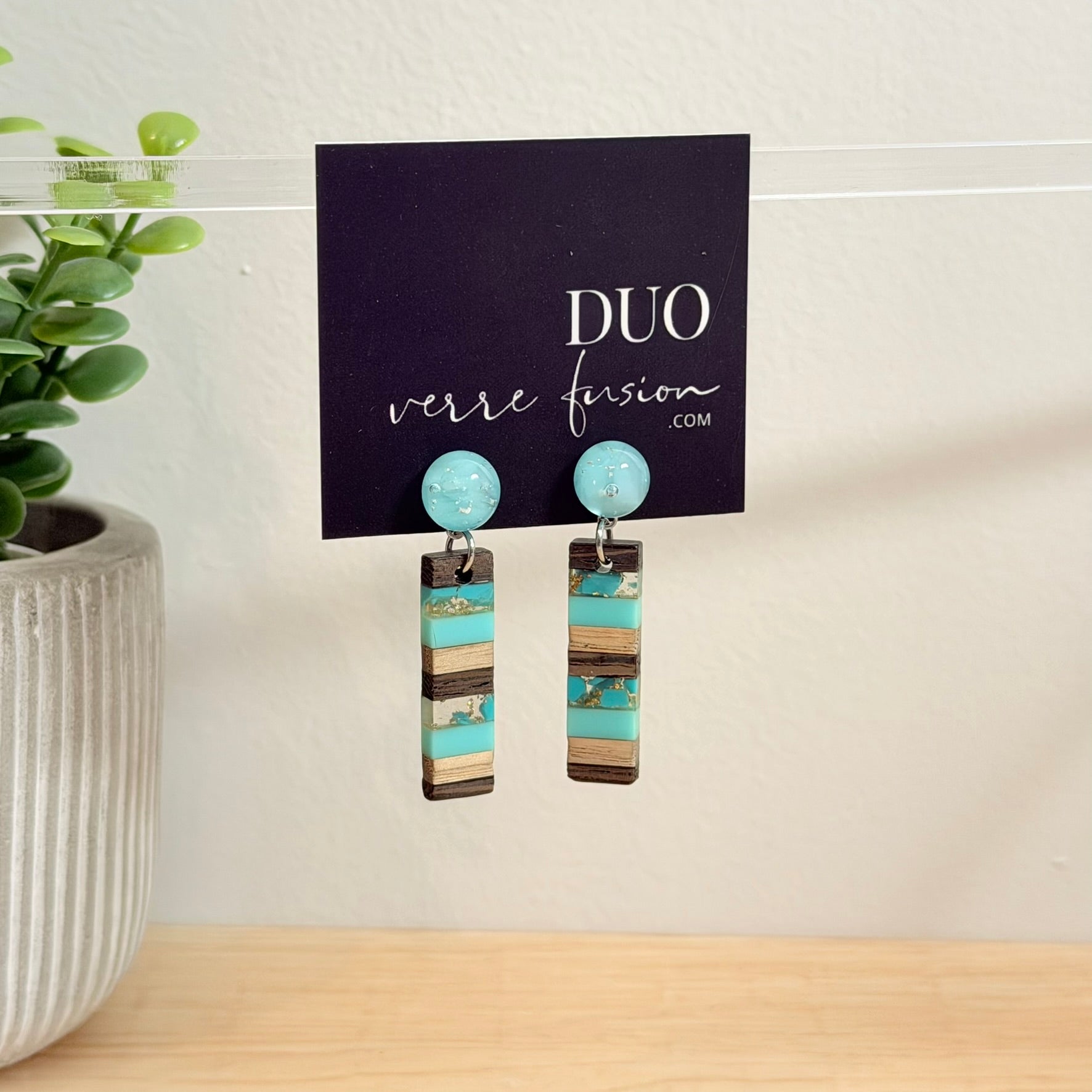 69. Boucles d'oreilles verre, résine et bois