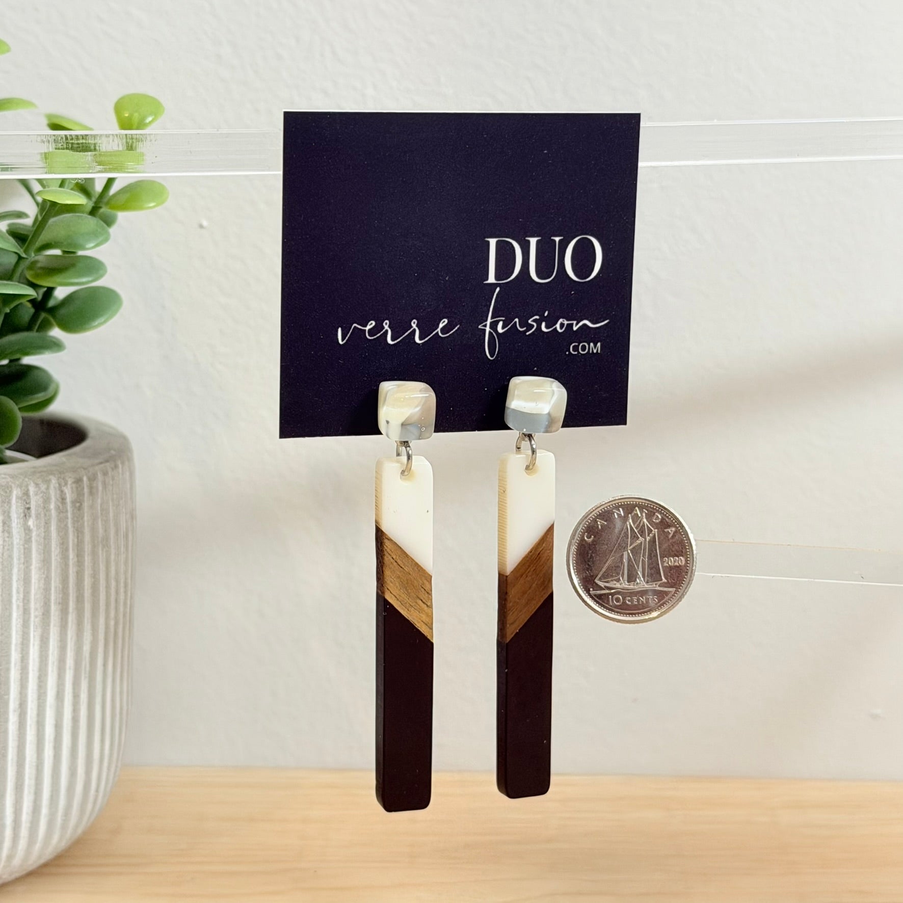 70. Boucles d'oreilles verre, résine et bois