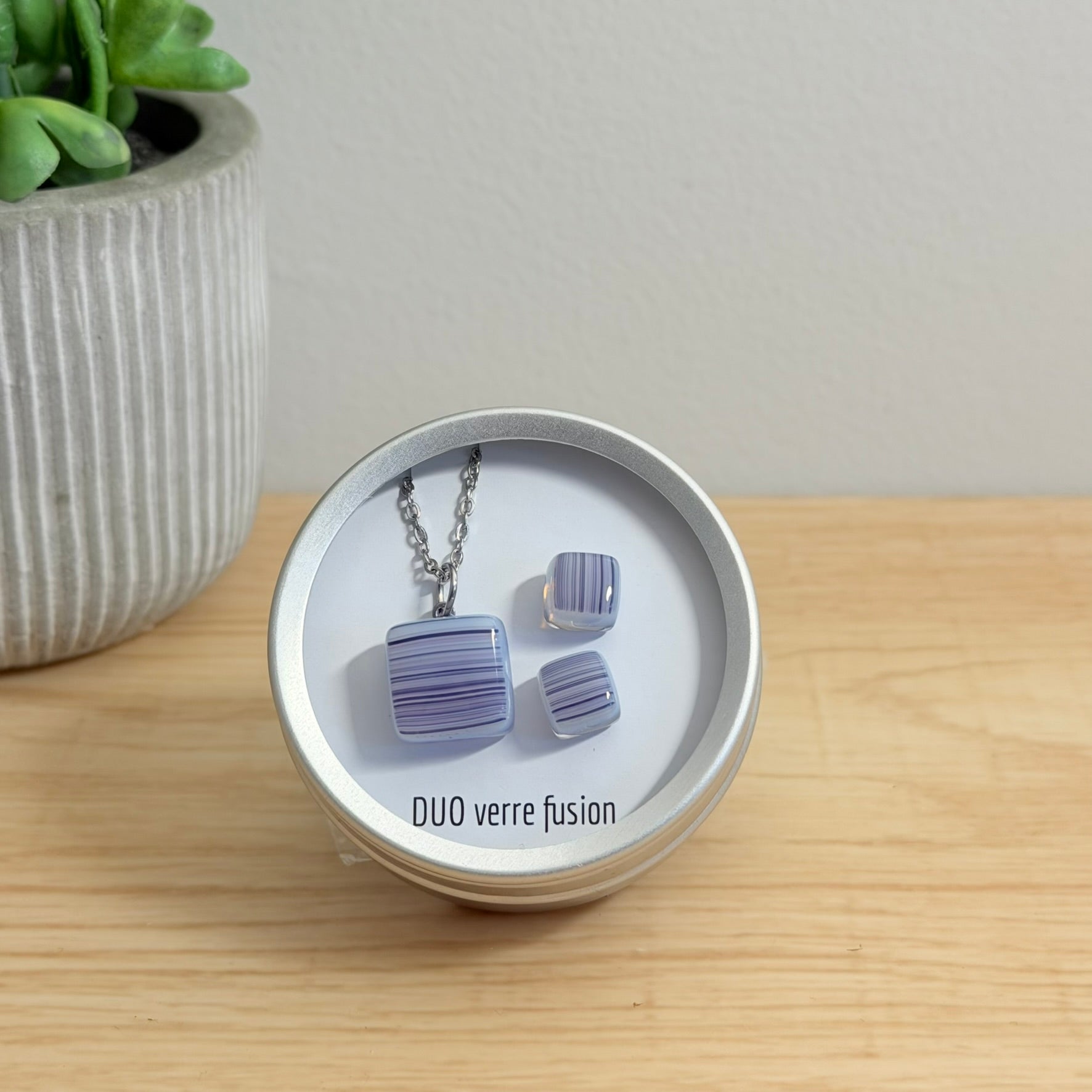 51.  Boucles d'oreilles et pendentif