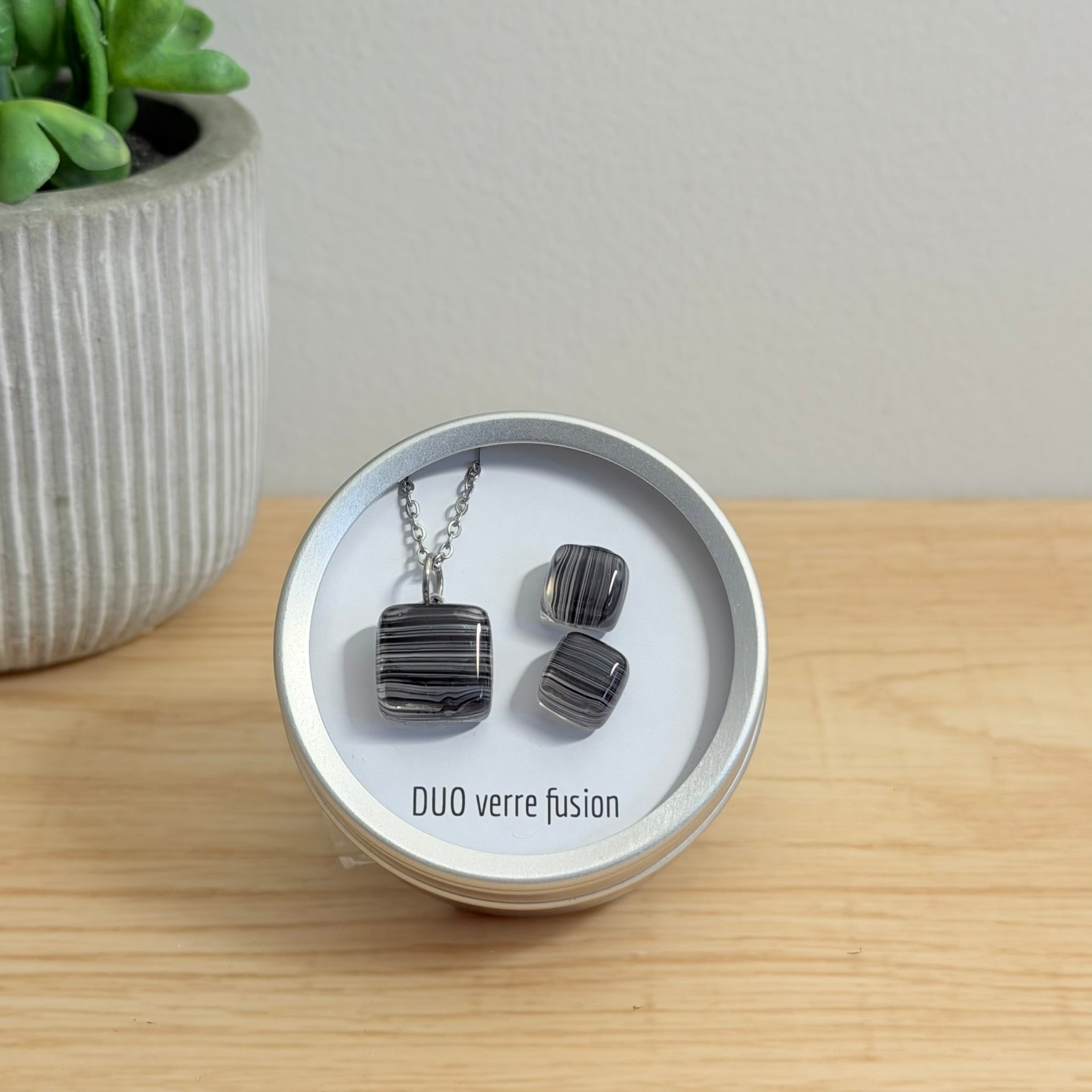 50.  Boucles d'oreilles et pendentif