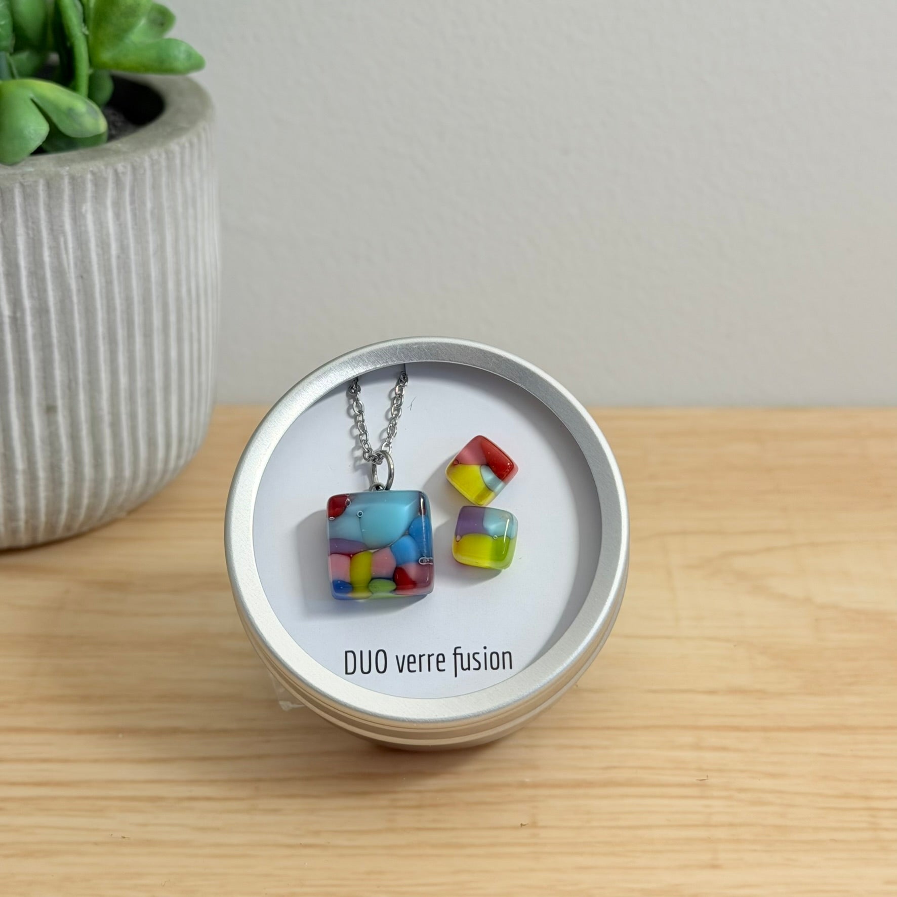 52.  Boucles d'oreilles et pendentif