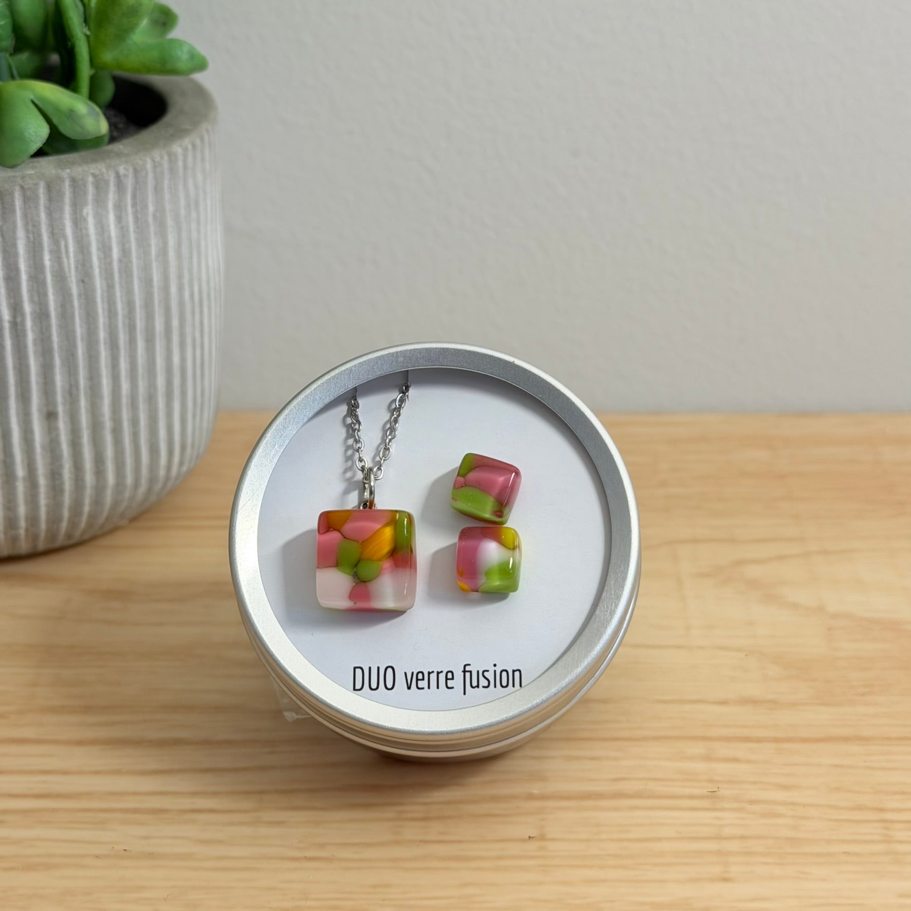 47.  Boucles d'oreilles et pendentif