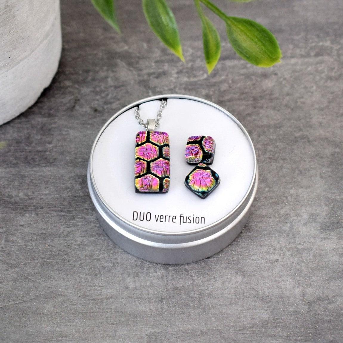 Billes d'oreilles et pendentif