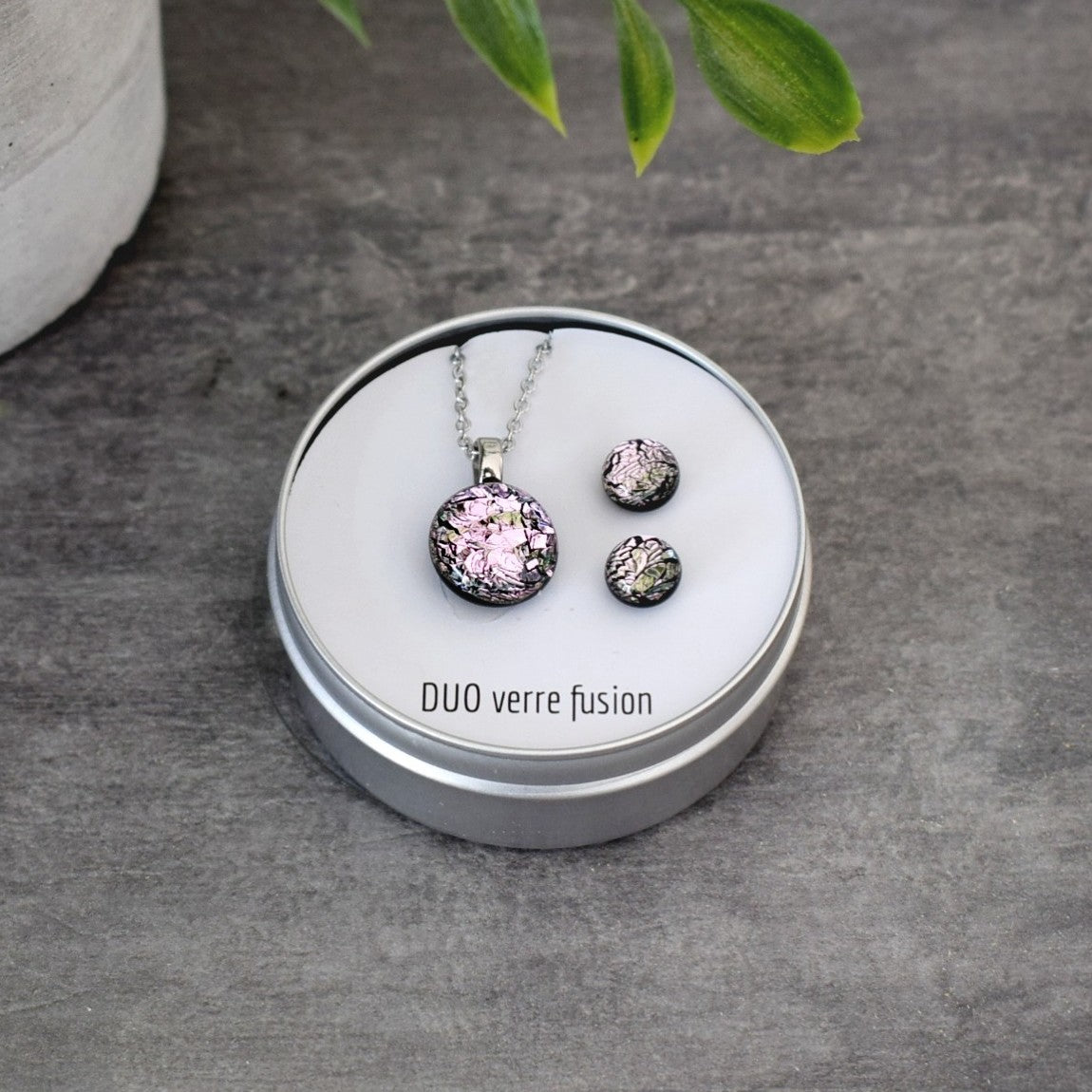 Billes d'oreilles et pendentif