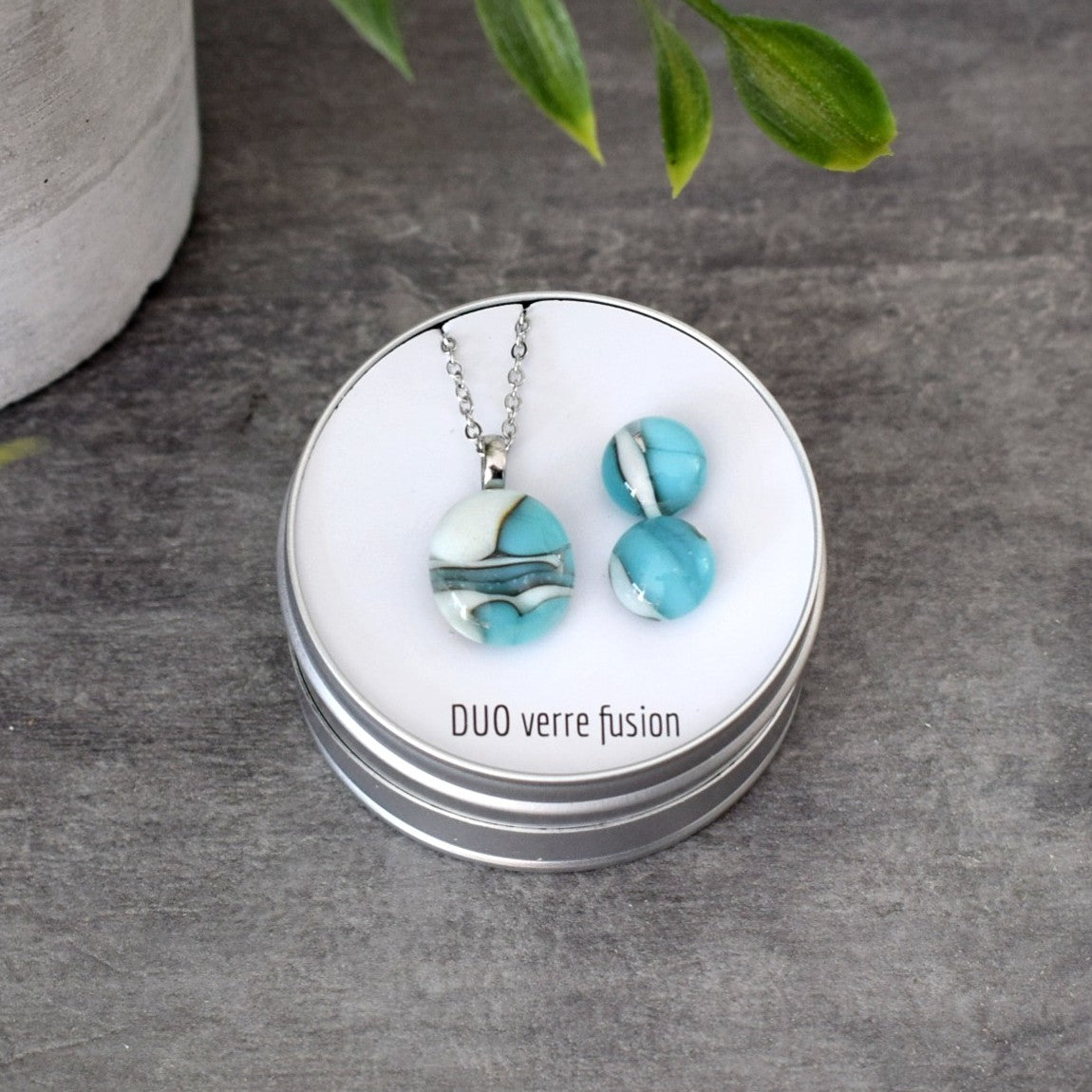 Billes d'oreilles et pendentif