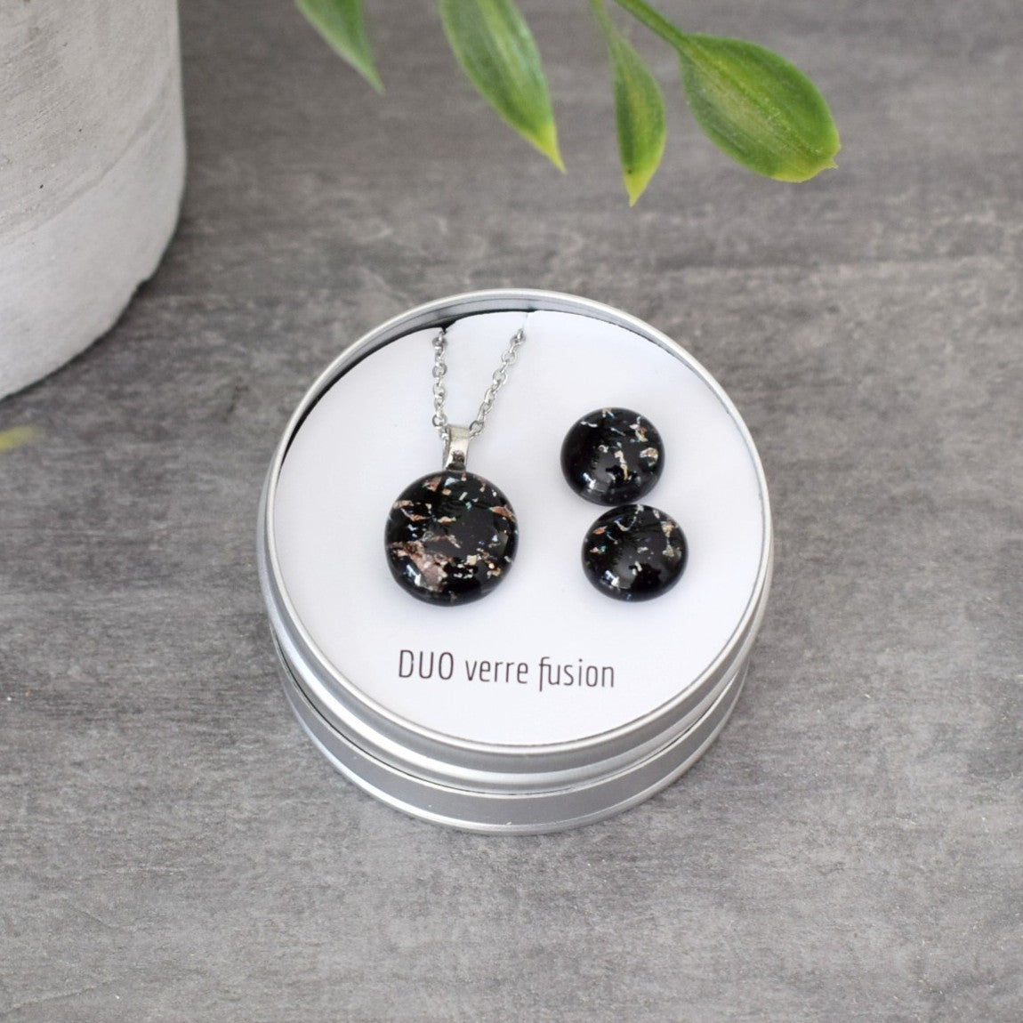 Billes d'oreilles et pendentif