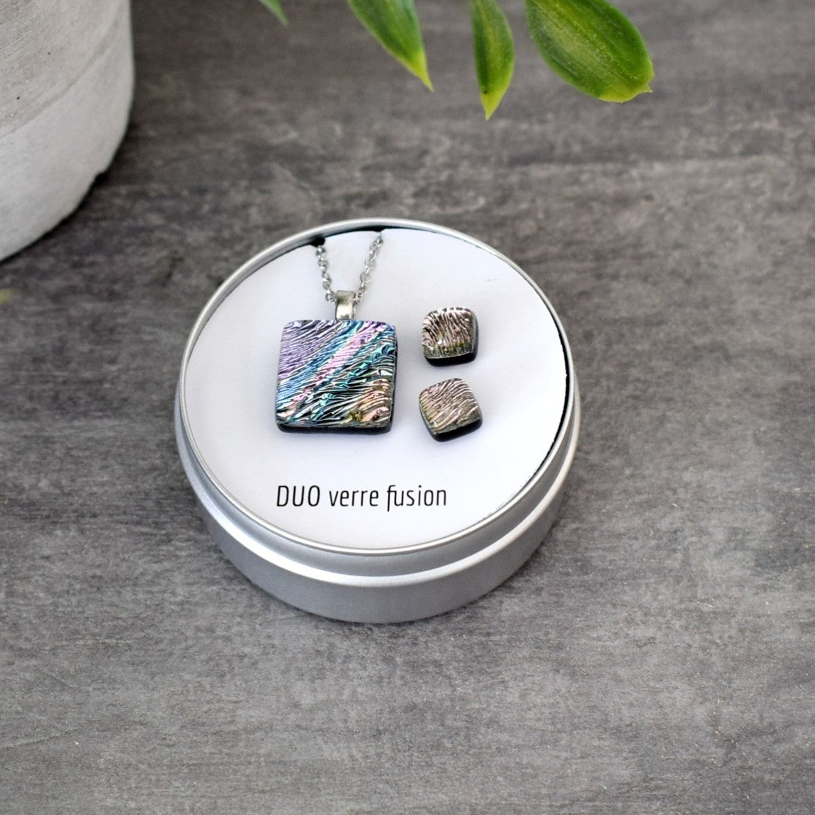 Billes d'oreilles et pendentif