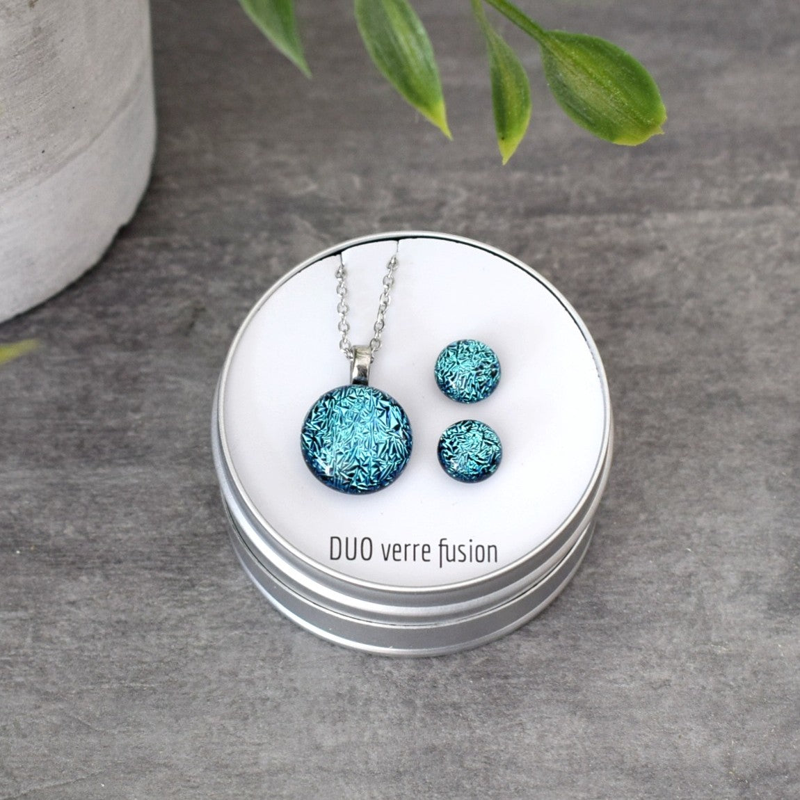 Billes d'oreilles et pendentif