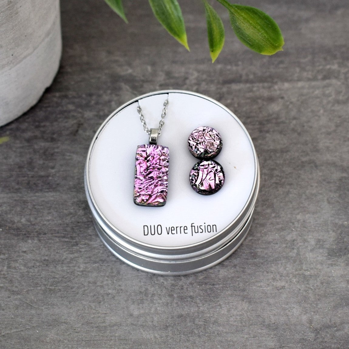 Billes d'oreilles et pendentif